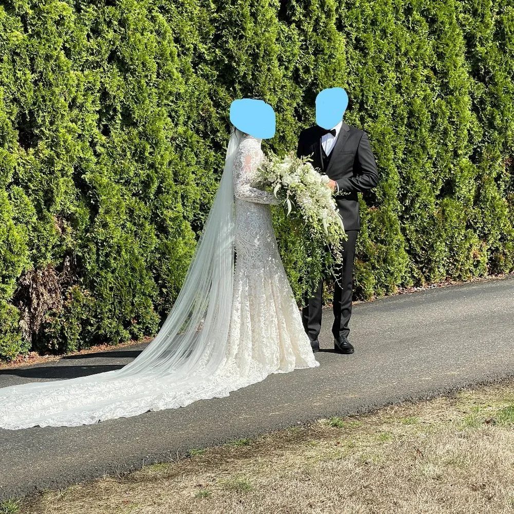 Monique Lhuillier Wedding Gown - Picture 7 of 10